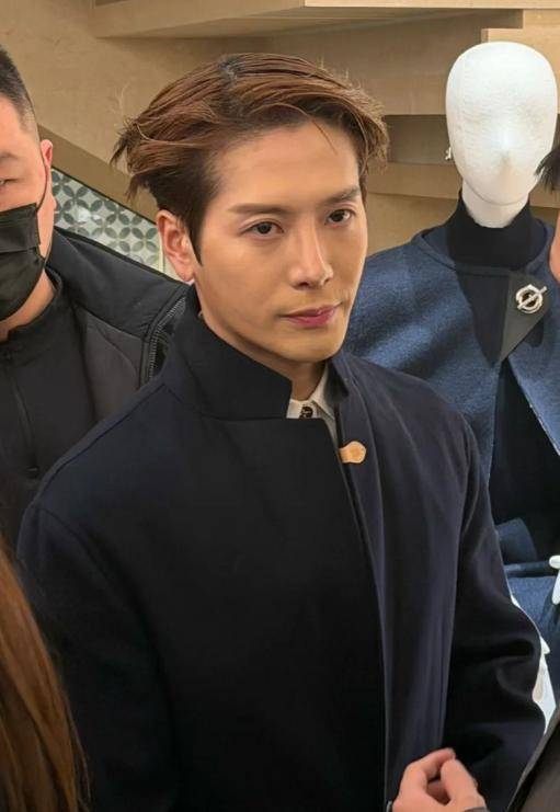 钟楚曦穿露背装却被压轴的巩俐惊艳开元棋牌北京这天周冬雨没胸硬捂(图26)